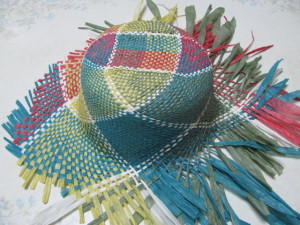 紙の糸で帽子を作る