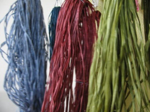 和紙でできた糸を染める