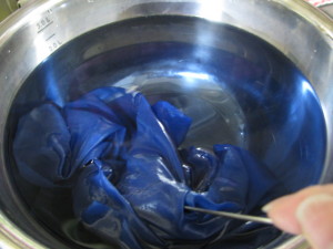 絹の布を染める