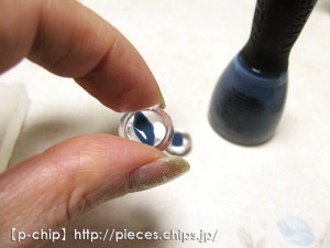 固まったレジンの裏にマニキュアで瞳孔を描いてみる