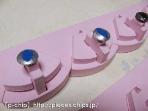 マニキュアで瞳孔の周りを描く