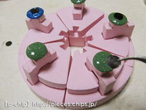 クッキングシートにマニキュアを塗って固めたものをカットして貼る