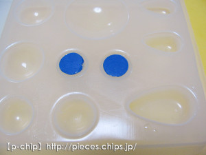 レジンを型に入れ、目のもとを入れる