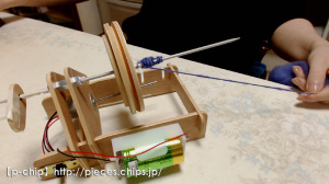 自作のボビンワインダーで糸を紡ぐ