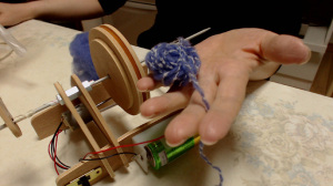 自作のボビンワインダーで糸を紡ぐ