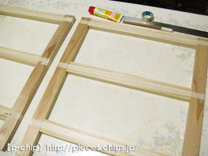 木材をボンドで貼って固定する