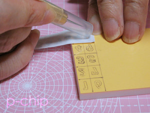 裏返して消しゴムはんこの彫り面に当ててこする