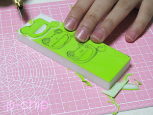 カエルマークを彫る