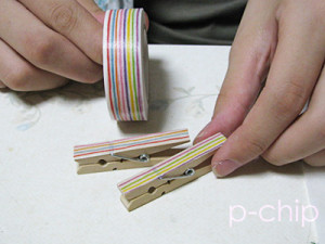 木の洗濯バサミにマスキングテープを貼る