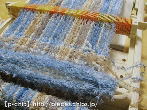 もふもふの毛足の長い糸を織る