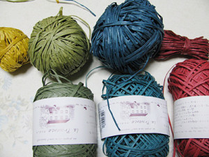 市販の糸そのままの色と染めた糸の比較