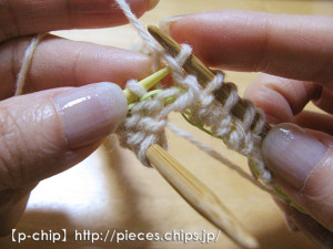 縄編み針に取ったループを裏目で編む