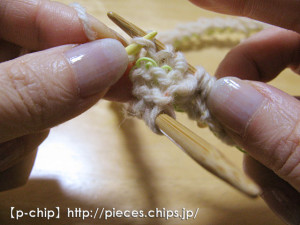 縄編み針に取ったループを裏目で編む