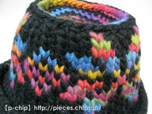 カラフル毛糸の編み込み帽子（雪柄：黒×レインボー）　アップ