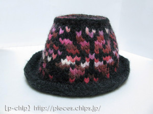 カラフル毛糸の編み込み帽子（雪柄：黒×ピンク）　出来上がり
