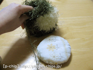 カエルの胴体にペレットを入れる