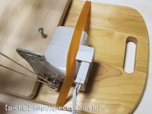 まな板に太い輪ゴムでモータを仮固定