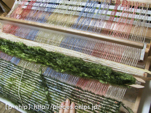 残り糸で敷物を織る