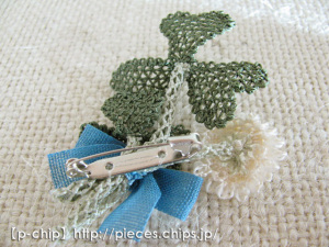 シロツメクサのブローチ　裏側