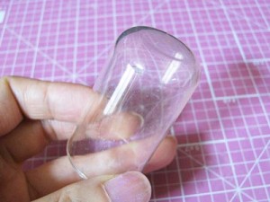 ボタンの型を取るための丸いもの