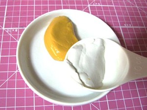 型取り剤ハンドミックスを1:1の割合で取り出し、こねて混ぜる