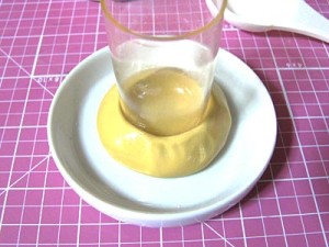 型取り剤に原型を押しつけて型を取る