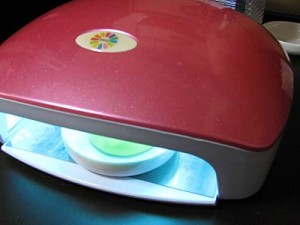 UVライトで硬化させる