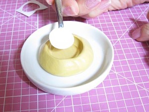 レジンが固まった上に封入物を乗せる