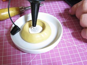 封入物の上にUVレジンを重ねる