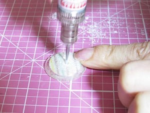 電動ヤスリのビットを変えてボタン穴をあける