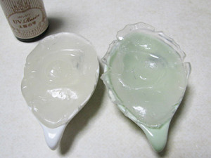 上下の型にUVレジンを流し込む