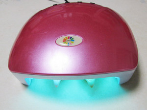 UVライトで硬化させる