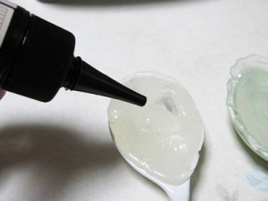 下のパーツ断面にUVレジンを少し足す