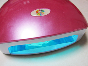 UVライトで硬化させる