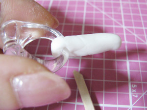 リングに粘土の棒を取り付ける