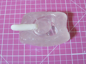 おゆまるにリングを半分ほど埋め込む