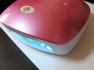 UVライトで硬化させます