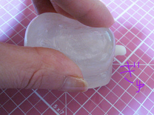 もうひとつのおゆまるの固まりをぎゅっと押しつけて上半分の型を取る