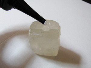 合わせた型にレジンを注入する