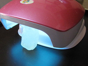 UVライトで硬化させる