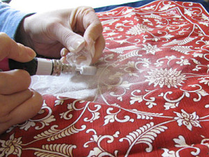 バリをやすりで削る