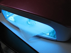 UVライトで硬化させる