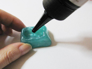 リボン部分の型にUVレジンを流し込み、硬化させる