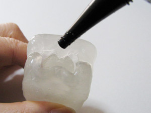 リング台の部分にUVレジン液を流し込む