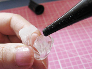 つなぎ目にUVレジンを少量乗せる