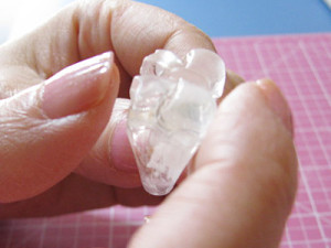 そーっとリボンパーツを乗せて合わせる