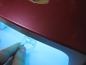 UVライトで硬化させる