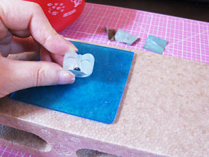 自作磨き台　発泡スチロールのブロックに耐震ゲルを置いたもの