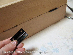 彫り込みに蝶番を入れてみる