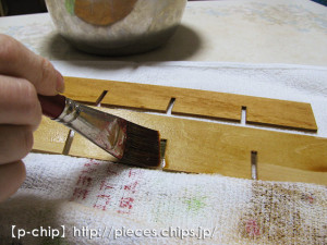 木の仕切り板にコーヒー液を塗る